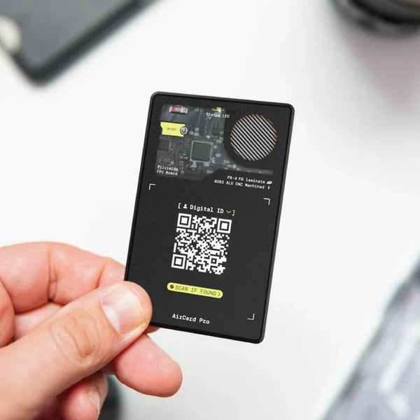 Hand hält AirCard Pro Tracker mit QR-Code und Elektronik, Nahaufnahme, weißer Hintergrund