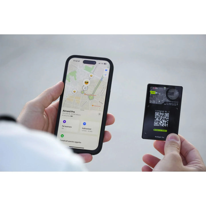 Person hält Aircard Pro Tracker und Smartphone mit Kartenansicht zur Standortverfolgung