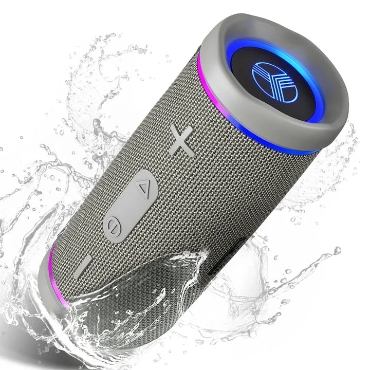 Grauer TREBLAB HD77 Bluetooth Lautsprecher mit Wasserspritzern und Leuchtakzent