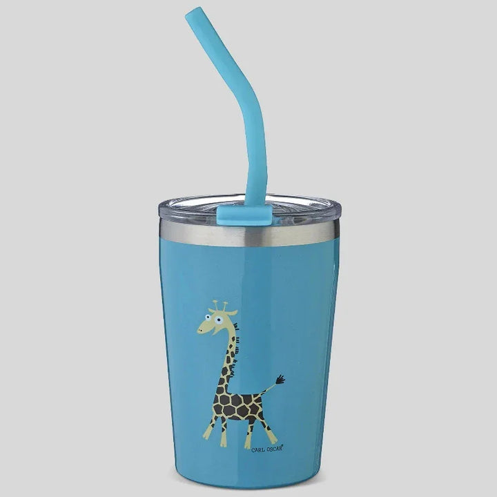Blauer Becher mit Giraffenmotiv, passendem blauen Strohhalm und Edelstahlrand. Ideal für Kindergetränke.
