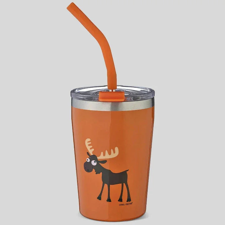 Orangefarbener Becher mit Elch-Illustration, mit abnehmbarem Strohhalm und durchsichtigem Deckel, perfekt für erfrischende Getränke.