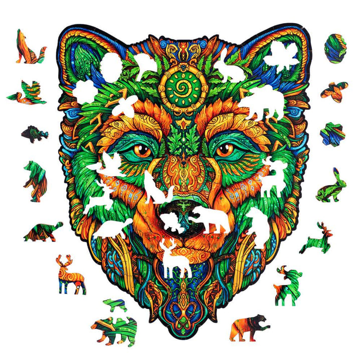 Bunte Puzzleteile umgeben ein lebendiges, aufwendig gestaltetes Wolfsgesicht mit natürlichen Elementen und zeigen verschiedene Tiere und Muster.