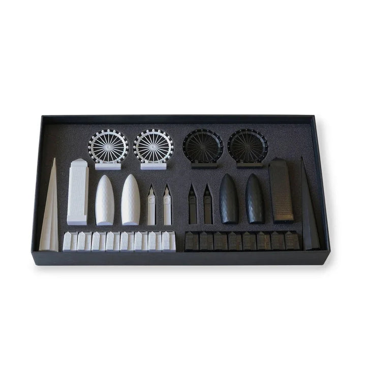 London Skyline Schachspiel aus Acryl im Präsentationskasten, moderne Spielfiguren in Weiß und Schwarz