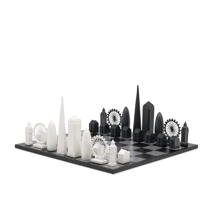 Schachbrett mit London Skyline Figuren in Schwarz und Weiß, modernes Design