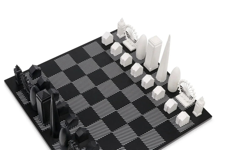 Schachbrett mit London Skyline in Schwarz-Weiß, Gebäude als Schachfiguren