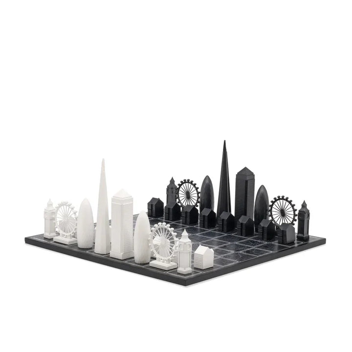 Schachbrett mit London Skyline Figuren, modernes Schachspiel Design, Stadtmotive in Schwarz und Weiß