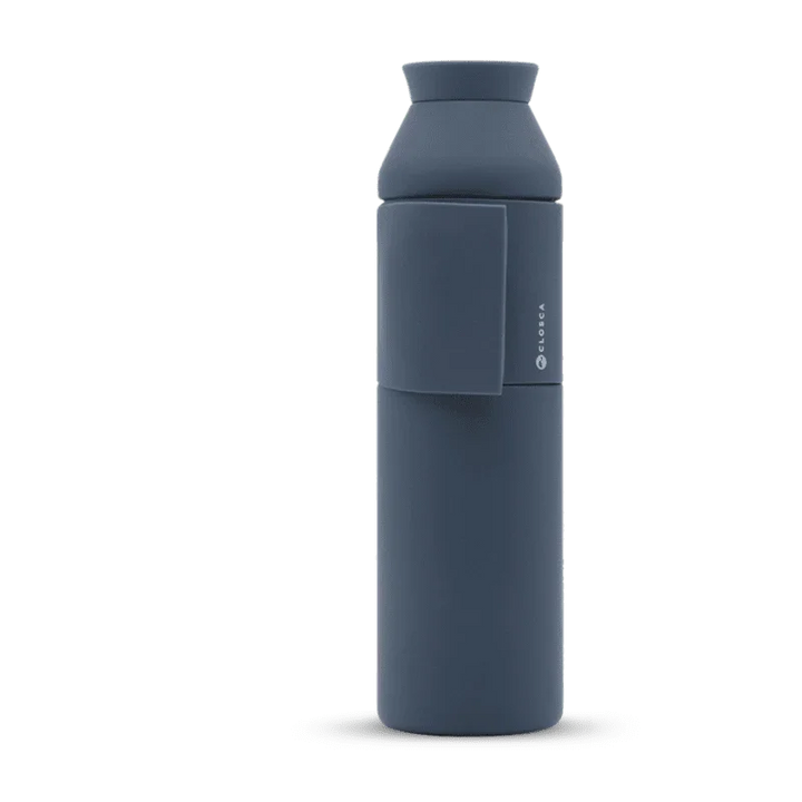 Dunkelblaue Clocca Trinkflasche mit modernem Design auf neutralem Hintergrund