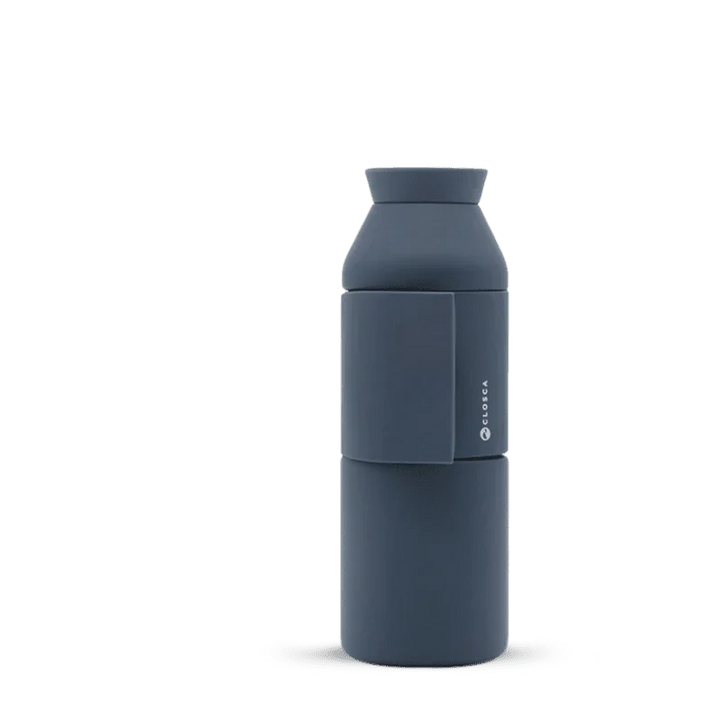 Blaue Closca Trinkflasche mit modernem Design auf weißem Hintergrund