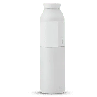 Weiße Closca Trinkflasche modern, minimalistisch, isoliert, auf weißem Hintergrund